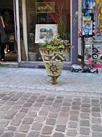 Paris, Rue Desnoyer (rue artistique), Poubelle decoree